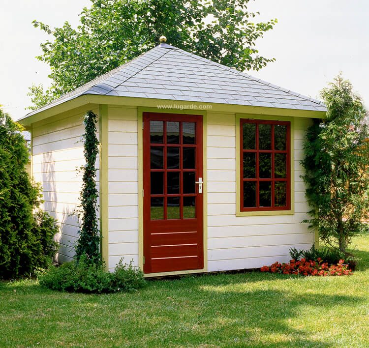 Lugarde Summerhouse P44 is a classic summerhouse with a square shape. The pyramid roof and its crossbar door and window, here painted in red, make it a beautiful eyecatcher in your garden.