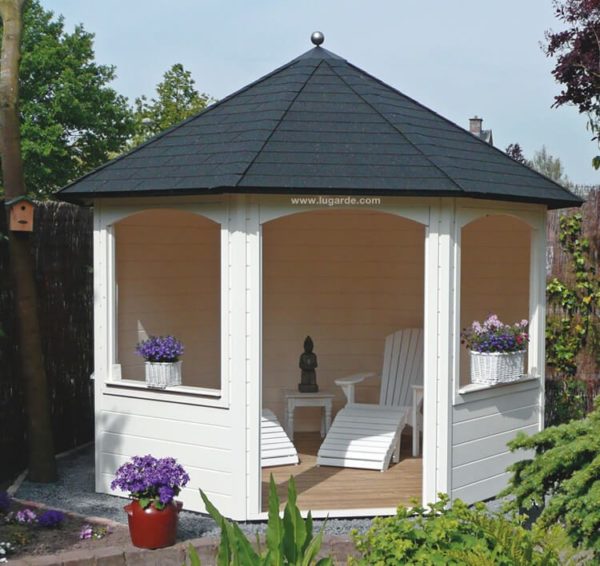 Lugarde Summerhouse P89 is an octagonal summerhouse with five closed walls and two half open walls. The pyramid roof protects you from the sun.