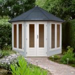 Lugarde P899 is a multifunctional summerhouse with a pyramid roof. On a warm day you can throw open the two casement windows and the double door in order to enjoy the sun to its fullest.