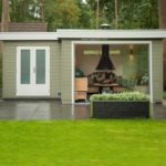 Lugarde Summerhouse PR32 is a stylish summerhouse with a flat roof. Its two rooms speak of multifunctionality. A smaller room provides storage while the spacious room has a sliding glass wall. The ideal spot to relax with friends and family.